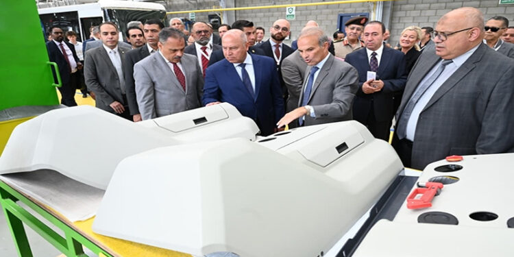 وزير الصناعة والنقل يفتتح خط إنتاج جديد لشركة MCV لتصنيع وتصدير الأتوبيسات الكهربائية
