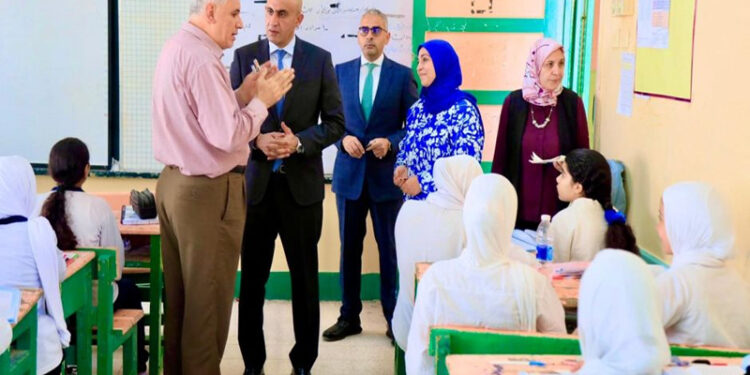وزير التربية والتعليم يتفقد سير العملية التعليمية بعدد من مدارس محافظة الشرقية