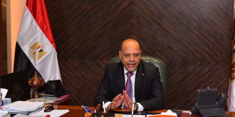 وزير العمل يعتمد صرف 800 ألف جنيه رعاية صحية وإعانات حوادث لـ 217 عاملاً في 6 محافظات