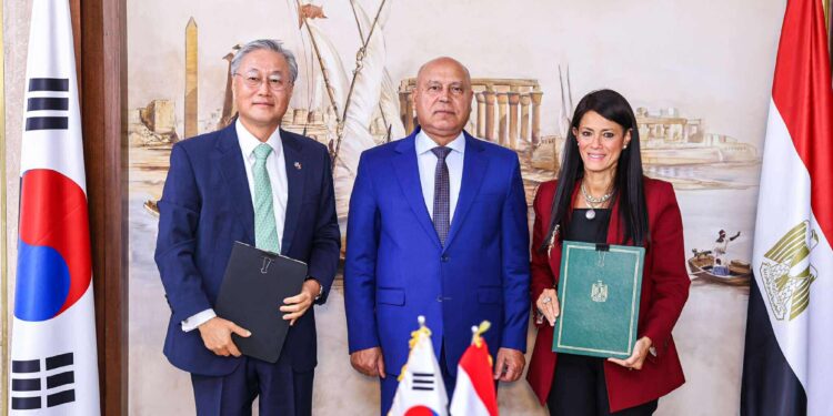 وزير الصناعة يشهد توقيع مذكرة تفاهم بين وزيرة التخطيط وسفير كوريا الجنوبية بالقاهرة