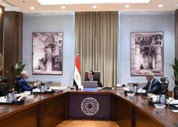 رئيس الوزراء يتابع مع محافظ القاهرة الموقف التنفيذي الحالي لعدد من المشروعات الجارية بالمحافظة