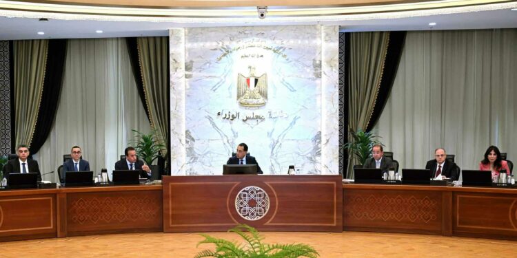 رئيس الوزراء يتابع جهود توفير الأدوية والمستلزمات الطبية وإجراءات توطين صناعة الدواء في مصر