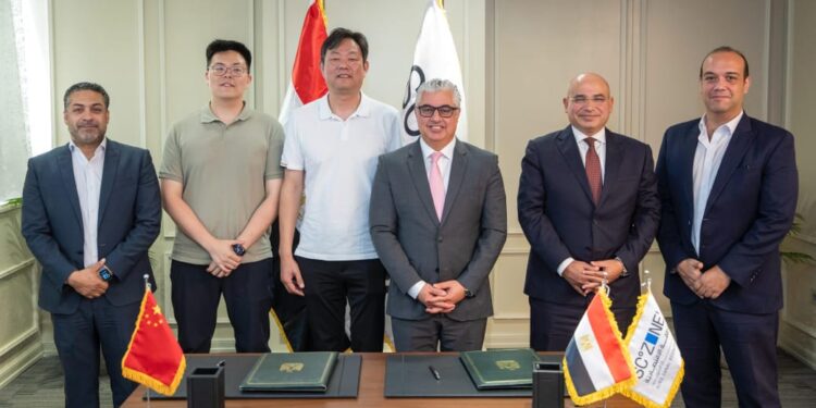 اقتصادية قناة السويس توقع عقد مشروع (هايان شيمي) الصينية للملابس بالقنطرة غرب