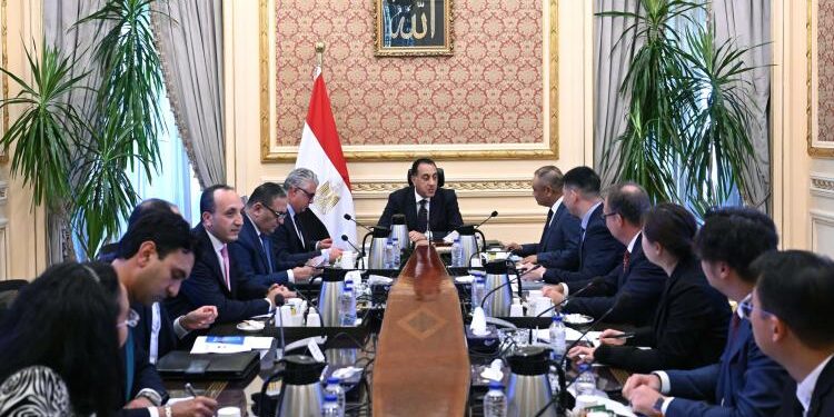 رئيس الوزراء يلتقي رئيس شركة “إيليت سولار” الصينية المُصنعة لمكونات محطات الطاقة الشمسية والرياح