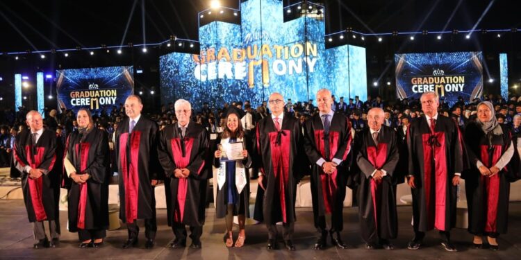 وزيرا التعليم العالي وقطاع الأعمال العام يشهدان حفل تخرج الدفعة (71) بكلية الهندسة جامعة عين شمس