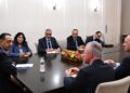 رئيس الوزراء يلتقي رئيس شركة “بوينج” العالمية