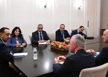 رئيس الوزراء يلتقي رئيس شركة “بوينج” العالمية