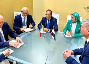 وزير البترول والثروة المعدنية يشهد جلسة مباحثات مع وزير البيئة وأمن الطاقة الإيطالي