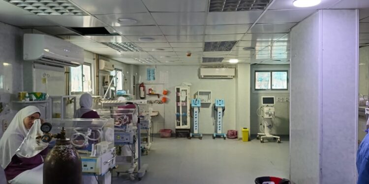 وزير الصحة يتلقى تقريرًا حول التقدم التنفيذي لـ31 مشروعًا صحيًا في 10 محافظات