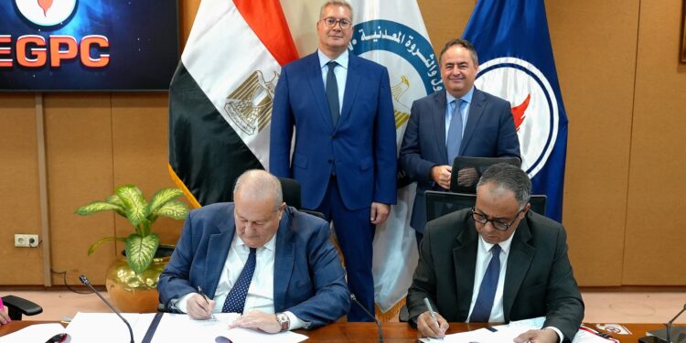 البترول توقع 3 اتفاقيات جديدة للبحث عن البترول والغاز في الصحراء الغربية وخليج السويس وشمال سيناء