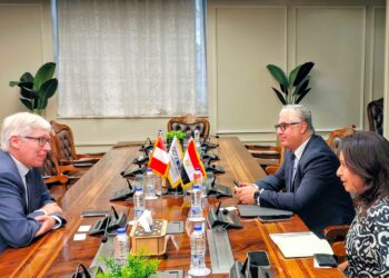 رئيس اقتصادية قناة السويس يستقبل سفير جمهورية بيرو بالقاهرة