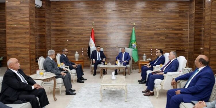 وزير الإسكان ومحافظ الإسماعيلية يتابعان عددًا من ملفات العمل المشتركة