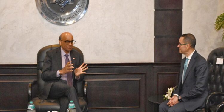 وزير الاستثمار يلتقي رئيس جمهورية سنغافورة على هامش منتدى الأعمال المصري–السنغافوري