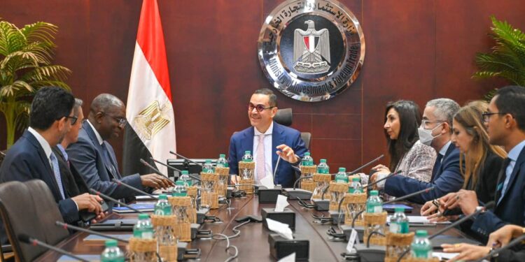 وزير الاستثمار يبحث مع رئيس الاتحاد التونسي للصناعة والتجارة سبل تعزيز التعاون التجاري ودعم الاستثمارات المشتركة