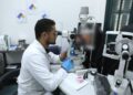 وزير الصحة يتصل هاتفيا بالمصابين بمضاعفات صحية بقسم الرمد بأحد مستشفيات التأمين