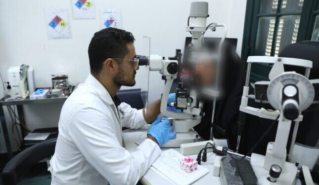 وزير الصحة يتصل هاتفيا بالمصابين بمضاعفات صحية بقسم الرمد بأحد مستشفيات التأمين