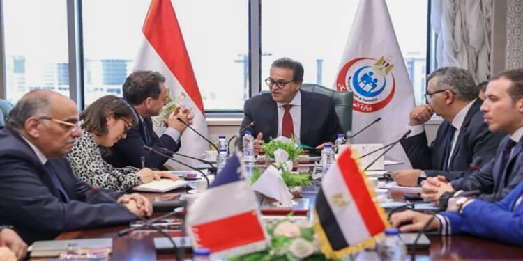 وزير الصحة يستقبل سفير فرنسا بمصر للإتفاق على تنفيذ خطة لتقديم المساعدات الإنسانية لقطاع غزة
