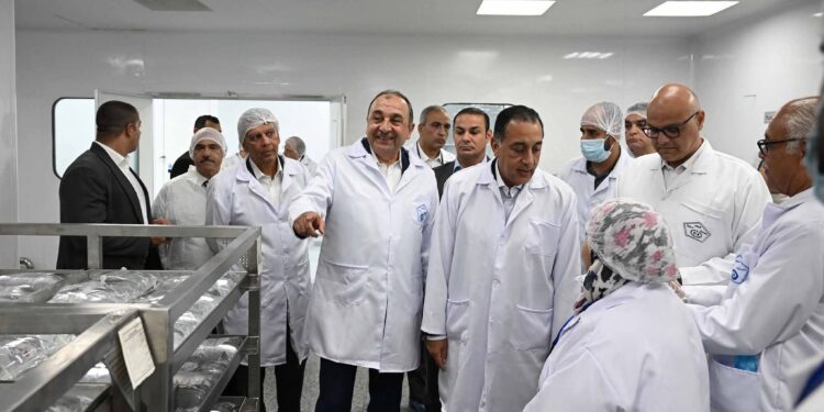رئيس الوزراء يتفقد مصنع “المستحضرات الصيدلية الصلبة” ومصنع “المحاليل الوريدية كبيرة الحجم” بشركة النصر للكيماويات الدوائية بالقليوبية