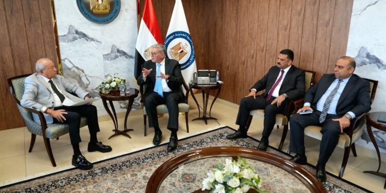 وزير البترول يبحث مع المهندس نجيب ساويرس تعزيز الاستثمارات في قطاع التعدين والتنقيب عن الذهب