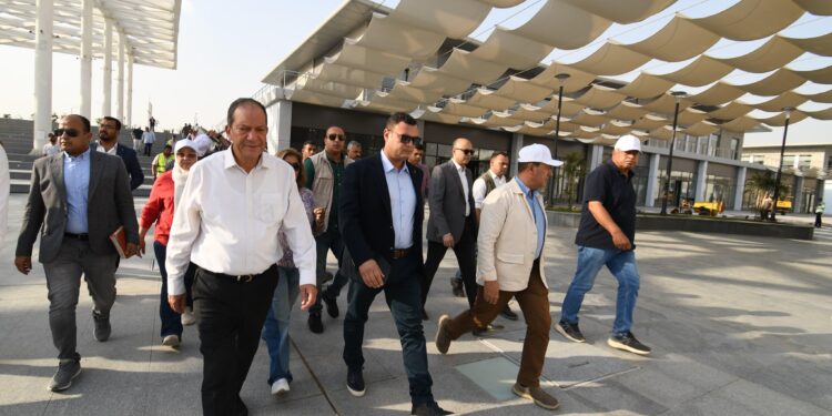 وزير الإسكان يختتم جولته اليوم بمتابعة سير العمل بمشروع حدائق “تلال الفسطاط”