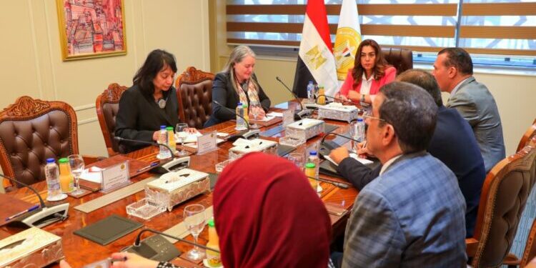 وزيرة التنمية المحلية تبحث نتائج برنامج التنمية المحلية بصعيد مصر مع لجنة التقييم المستقل للبنك الدولي