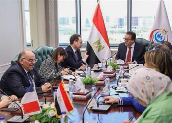 وزير الصحة يستقبل سفير فرنسا بمصر للإتفاق على تنفيذ خطة لتقديم المساعدات الإنسانية لقطاع غزة