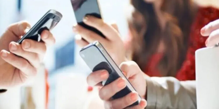 الاتصالات: 90 مليون مستخدم نشط لإنترنت الهاتف المحمول