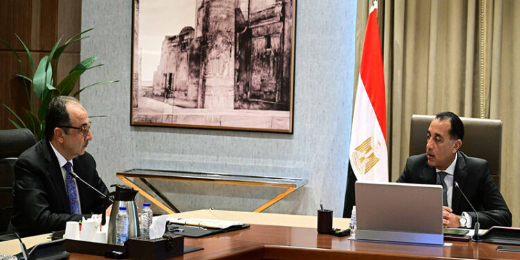 رئيس الوزراء يستعرض مع وزير قطاع الأعمال الفرص الاستثمارية المتوافرة في قطاع السياحة والتشييد