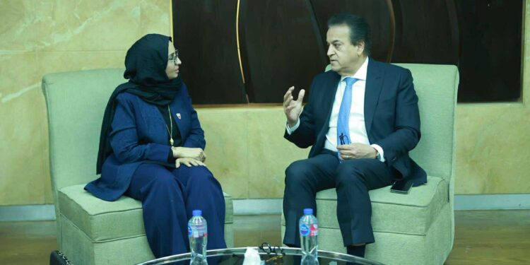 وزير الصحة يلتقي نظيرته البحرينية لتعزيز التعاون الصحي وتبادل الخبرات بين البلدين