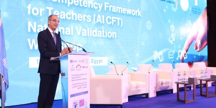 في يوم المعلم العالمي.. مصر تطلق أول إطار وطني لكفاءات الذكاء الاصطناعي للمعلمين