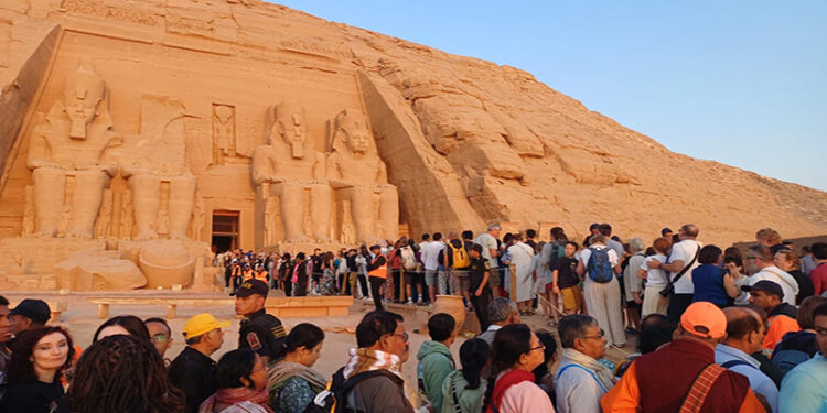 آلاف السائحين يصطفون لمشاهدة ظاهرة تعامد الشمس بمعبد أبوسمبل