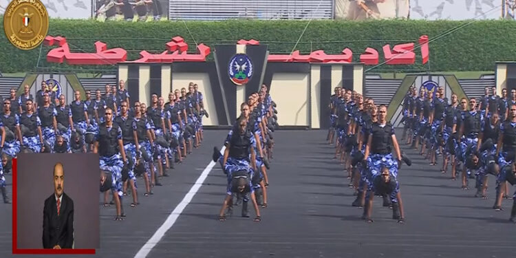 طلاب أكاديمية الشرطة يستعرضون مهاراتهم البدنية أمام الرئيس السيسى
