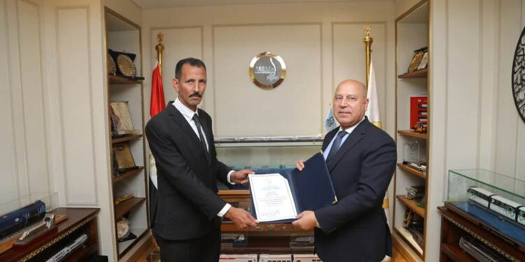 وزير الصناعة والنقل يكرم سائق أتوبيس بشركة غرب ووسط الدلتا عثر على شنطه بها مليون جنيه