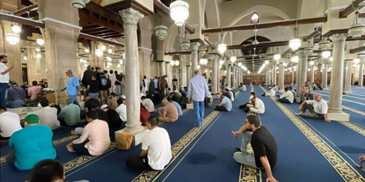 انتهاء صلاة الجنازة على الدكتور أحمد عمر هاشم بحضور شيخ الأزهر وكبار العلماء