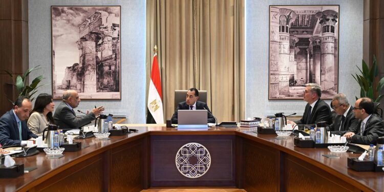 رئيس الوزراء يتابع الموقف التنفيذي لمشروعات الطاقات المتجددة