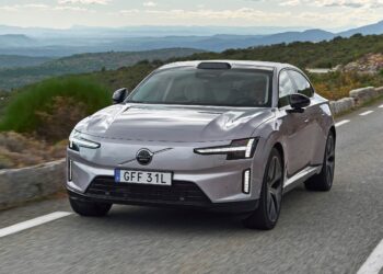 فولفو تكشف عن سيارتها الكهربائية الفاخرة ES90 بسعر يبدأ من 71,990 يورو