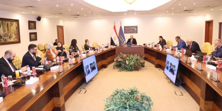 وزير الاتصالات يجتمع بأعضاء لجنة حماية حقوق مستخدمى الاتصالات