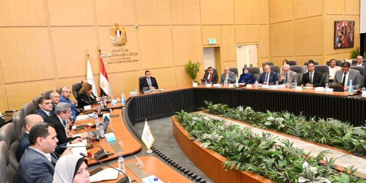 وزير الإسكان يعقد اجتماعًا لمتابعة المشروعات السكنية بعددٍ من المدن والمحافظات