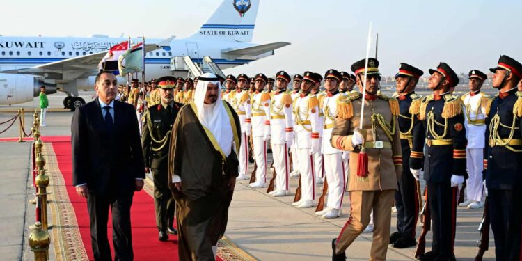 رئيس الوزراء يستقبل نظيره الكويتي بمطار القاهرة الدولي