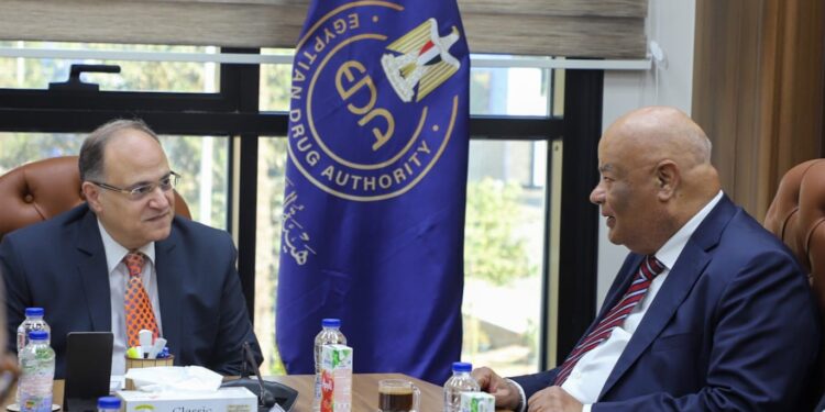 هيئة الدواء المصرية تبحث مع “شفاء الأورمان” آليات التعاون في مجال التصنيع الدوائي