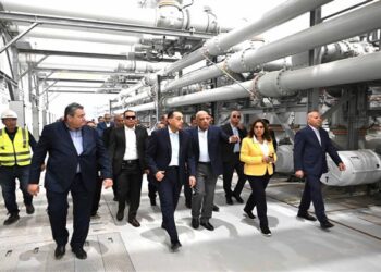 رئيس الوزراء يتابع ميدانياً مراحل الاختبار والتشغيل التجريبي لمحطة الربط الكهربائي المصري السعودي في بدر