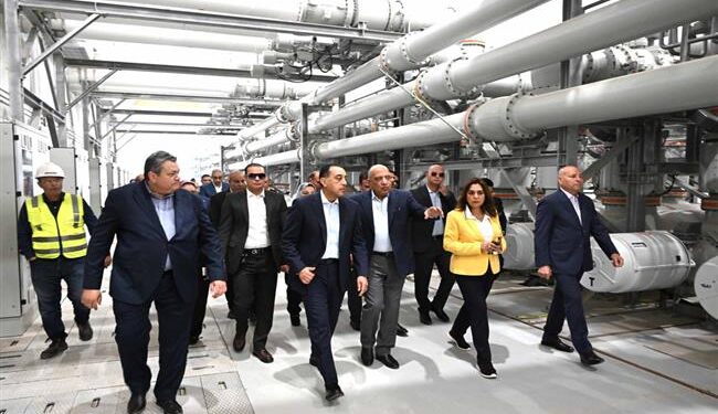 رئيس الوزراء يتابع ميدانياً مراحل الاختبار والتشغيل التجريبي لمحطة الربط الكهربائي المصري السعودي في بدر