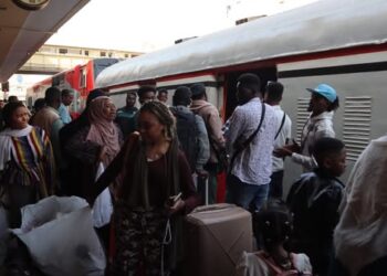 السكة الحديد تسيّر الرحلة السادسة والعشرين لنقل الأشقاء السودانيين ضمن مبادرة “العودة الطوعية” إلى وطنهم