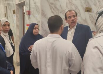 نائب وزير الصحة يتفقد المستشفى العام والنصر للتأمين الصحي بحلوان ويوجه بالتحقيق في المخالفات