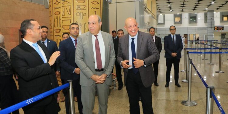 وزارة الطيران تنظم جولة تفقدية لمحرري شؤون قطاع الطيران بمطار سفنكس الدولي
