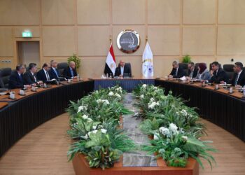 وزير النقل يبحث مع مصنعي الأسمنت استمرار تراجع الأسعار وزيادة القدرات الإنتاجية وتشغيل الخطوط المتوقفة