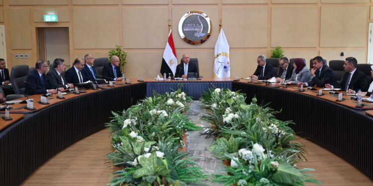 وزير النقل يبحث مع مصنعي الأسمنت استمرار تراجع الأسعار وزيادة القدرات الإنتاجية وتشغيل الخطوط المتوقفة