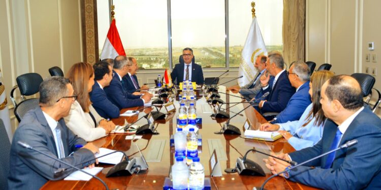 وزير التموين يبحث سبل التعاون في تطوير وتزويد “كاري أون” بأحدث الأنظمة الإلكترونية مع إي آند