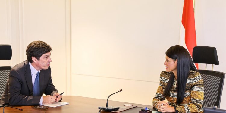 وزيرة التخطيط تبحث مع وفد منظمة التعاون الاقتصادي والتنمية تطورات تنفيذ البرنامج القُطري