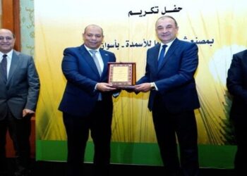 وزير قطاع الأعمال يشهد تكريم عدد من الشركات المصرية المشاركة في أعمال صيانة بشركة ”كيما”